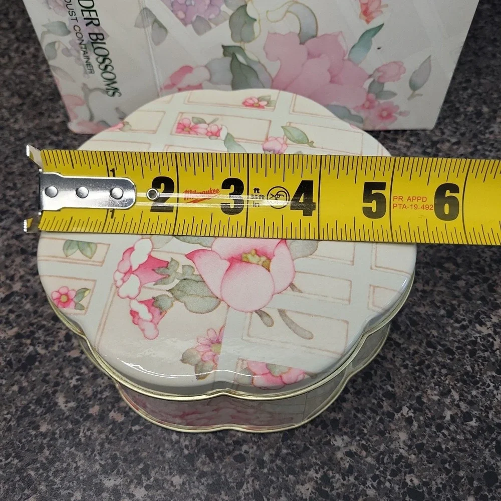 VINTAGE‎ Avon Tender Blossoms Beauty Dust Container Tin Floral Empty